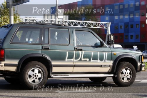 Amsterdam 16 oktober 2007 
Theodor Holman met zijn auto waarop allebei de kanten 2x lul is gespoten.