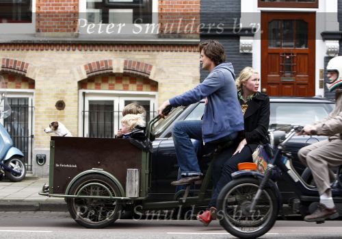 Amsterdam 29 april 2008
Tjitske Reidinga met man Vincent Croiset en hun tweeling zoontjes in de bakfiets en op terras.
Peter Smulders bv