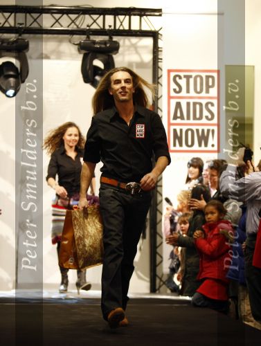 Amsterdam 29 november 2008
Diverse Bekenede Nederlanders BN ers verkopen bij de bijenkorf plastic draagtassen voor het aidsfonds. Tom Sebastiaan en Peggy Jane de Schepper
Peter Smulders bv