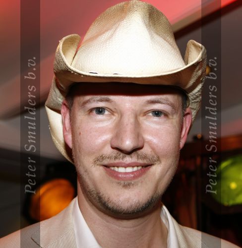 Eemnes 20 oktober 2008
Premiere i love Dries met in de hoofdrollen Dries Roelvink en Rene en Rikkie de Wit. De premiere was bij motel de witte bergen.Tom Six
Peter Smulders bv