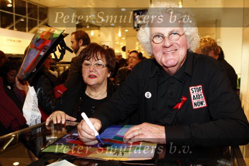 Amsterdam 29 november 2008
Diverse Bekenede Nederlanders BN ers verkopen bij de bijenkorf plastic draagtassen voor het aidsfonds. Ton Schulten
Peter Smulders bv
