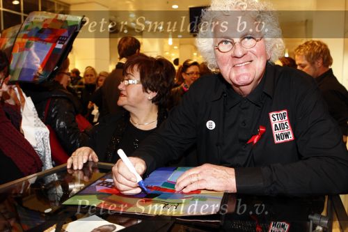 Amsterdam 29 november 2008
Diverse Bekenede Nederlanders BN ers verkopen bij de bijenkorf plastic draagtassen voor het aidsfonds. Ton Schulten
Peter Smulders bv