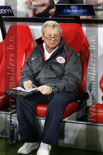 Eindhoven, 23 Oktober 2007
Champions League wedstrijd PSV-Fenerbahce, eindstand 0-0
Seizoen 2007/2008
Tonny Bruins Slot is zijn huiswerk aan het maken