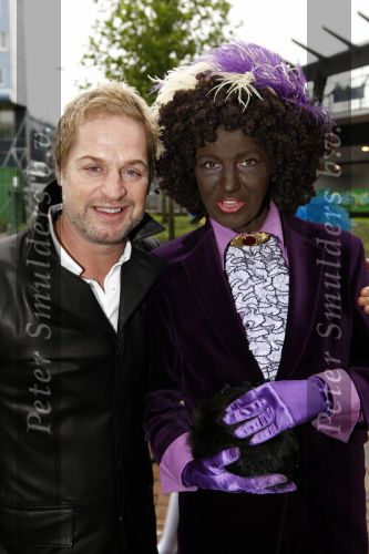 Amsterdam 5 oktober 2008
Premiere Sinterklaas en het geheim van het grote boek in pathe arena. Tony Neef met Martine v Os
Peter Smulders bv