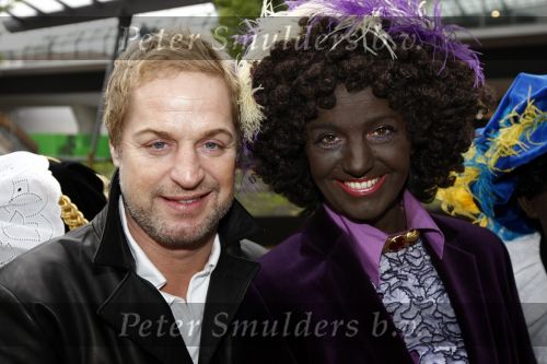 Amsterdam 5 oktober 2008
Premiere Sinterklaas en het geheim van het grote boek in pathe arena. Tony Neef met Martine v Os
Peter Smulders bv