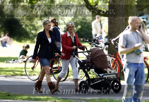Amsterdam 15 augustus 2008
Tooske Ragas Breugem met schoonmoeder achter de kinderwagenin het vondelpark.