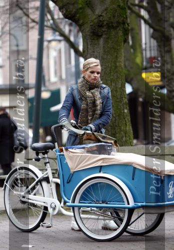 Amsterdam 17 januari 2008
Tooske Ragas Breugem doet boodschappen met de Johnny Loco bakfiets. Tooske is zwanger en koopt oa chocolade.