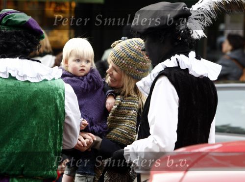 Amsterdam 29 november 2008
Tooske Breugem Ragas met dochter bij zwarte Piet en Sinterklaas.
Peter Smulders bv