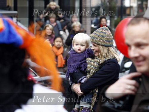 Amsterdam 29 november 2008
Tooske Breugem Ragas met dochter bij zwarte Piet en Sinterklaas.
Peter Smulders bv
