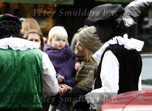 Amsterdam 29 november 2008
Tooske Breugem Ragas met dochter bij zwarte Piet en Sinterklaas.
Peter Smulders bv