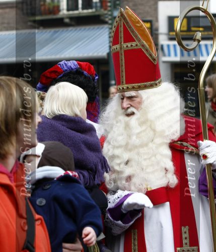 Amsterdam 29 november 2008
Tooske Breugem Ragas met dochter bij zwarte Piet en Sinterklaas.
Peter Smulders bv