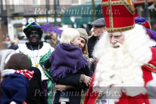 Amsterdam 29 november 2008
Tooske Breugem Ragas met dochter bij zwarte Piet en Sinterklaas.
Peter Smulders bv