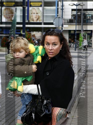 Amsterdam 4 oktober 2008
Premiere Grote Terra in de meervaart. Trijntje Oosterhuis met kinderen en man Sander
Peter Smulders bv