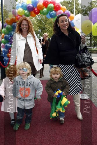 Amsterdam 4 oktober 2008
Premiere Grote Terra in de meervaart. Trijntje Oosterhuis met kinderen en man Sander
Peter Smulders bv