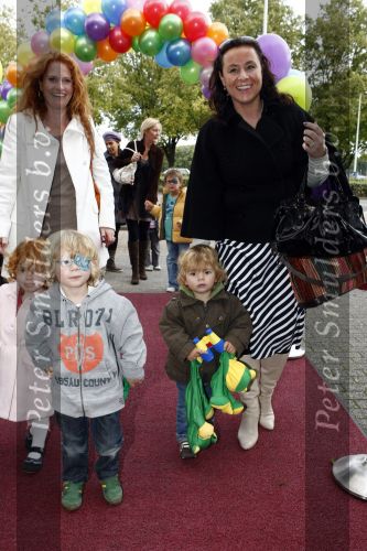 Amsterdam 4 oktober 2008
Premiere Grote Terra in de meervaart. Trijntje Oosterhuis met kinderen en man Sander
Peter Smulders bv