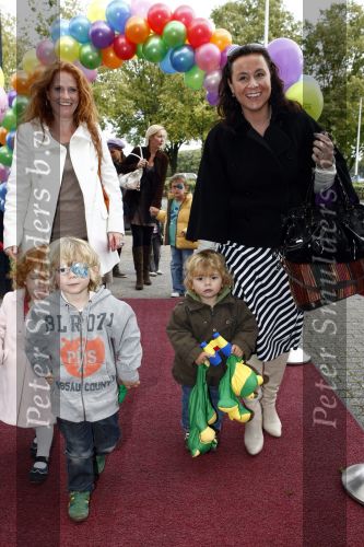 Amsterdam 4 oktober 2008
Premiere Grote Terra in de meervaart. Trijntje Oosterhuis met kinderen en man Sander
Peter Smulders bv
