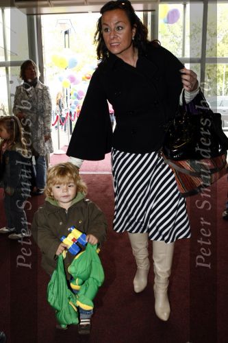 Amsterdam 4 oktober 2008
Premiere Grote Terra in de meervaart. Trijntje Oosterhuis met kinderen en man Sander
Peter Smulders bv
