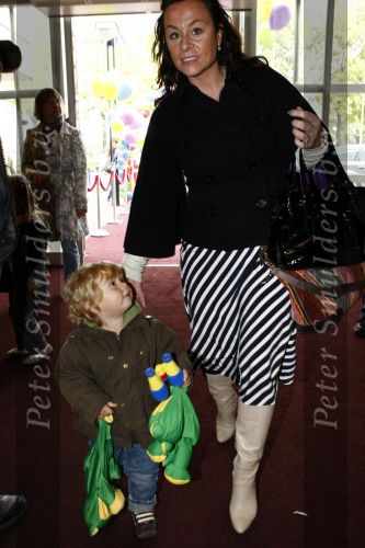 Amsterdam 4 oktober 2008
Premiere Grote Terra in de meervaart. Trijntje Oosterhuis met kinderen en man Sander
Peter Smulders bv