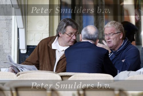 Amsterdam 13 oktober 2007
Ursul de Geer leest zijn krantje op terras bij Joffers.
Peter Smulders bv