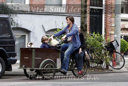 Amsterdam 29 april 2008
Tjitske Reidinga met man Vincent Croiset en hun tweeling zoontjes in de bakfiets en op terras.
Peter Smulders bv