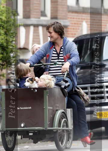 Amsterdam 29 april 2008
Tjitske Reidinga met man Vincent Croiset en hun tweeling zoontjes in de bakfiets en op terras.
Peter Smulders bv