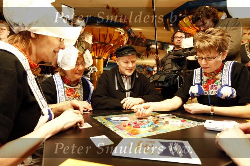 Volendam 22 januari 2008
Nick en Simon Jan Keizer en George Baker promoten dat de plaats volendam op een nieuw monopoly spel komt. Volendamse klederdracht
Peter Smulders bv