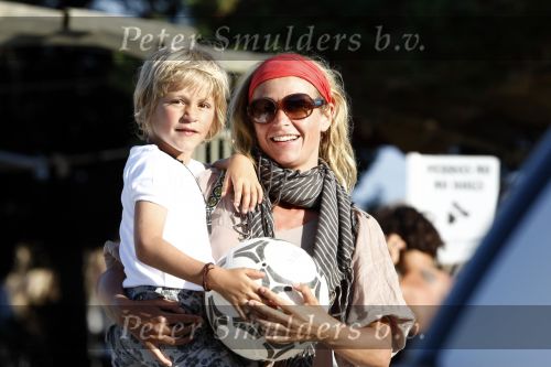 Ibiza 4 juli 2008
Wendy v Dijk op vakantie met haar zoontje Sem en vrienden
Ze heeft een cabrio gehuurd.