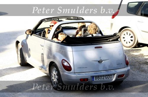 Ibiza 4 juli 2008
Wendy v Dijk op vakantie met haar zoontje Sem en vrienden
Ze heeft een cabrio gehuurd.