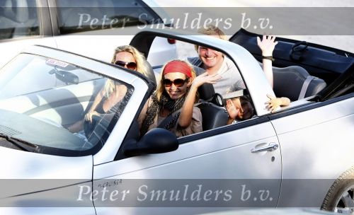 Ibiza 4 juli 2008
Wendy v Dijk op vakantie met haar zoontje Sem en vrienden
Ze heeft een cabrio gehuurd.