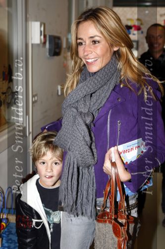 Uithoorn 23 januari 2008
Wendy v Dijk met Sem en broer Mike voorlezen tijdens de nationale vorleesdag  bij de speeldoos.