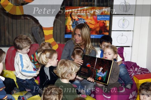 Uithoorn 23 januari 2008
Wendy v Dijk met Sem en broer Mike voorlezen tijdens de nationale vorleesdag  bij de speeldoos.