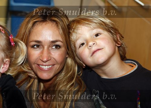 Uithoorn 23 januari 2008
Wendy v Dijk met Sem en broer Mike voorlezen tijdens de nationale vorleesdag  bij de speeldoos.