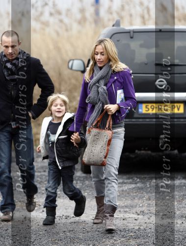 Uithoorn 23 januari 2008
Wendy v Dijk met Sem en broer Mike voorlezen tijdens de nationale vorleesdag  bij de speeldoos.