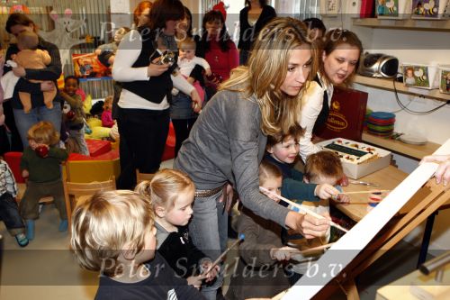Uithoorn 23 januari 2008
Wendy v Dijk met Sem en broer Mike voorlezen tijdens de nationale vorleesdag  bij de speeldoos.