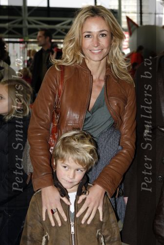 Rotterdam 25 november 2007
Wendy v Dijk met Sem moeder en broer Mike met kinderen en vriendin bij het feest van sinterklaas in ahoy.