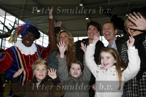 Rotterdam 25 november 2007
Wendy v Dijk met Sem moeder en broer Mike met kinderen en vriendin bij het feest van sinterklaas in ahoy.