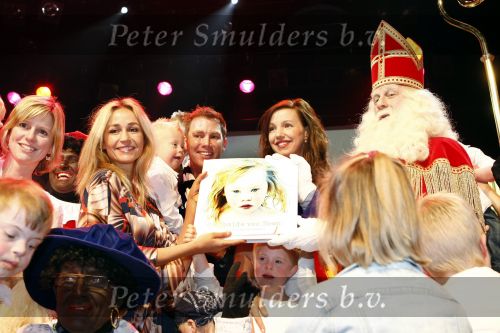 Haarlem 26 november 2008
Wendy v Dijk en Sipke Jan Bousema bij presentatie boek met foto\'s van kinderen met het syndroom van Down. Sinterklaas en zwarte piet komen op bezoek.
Peter Smulders bv
