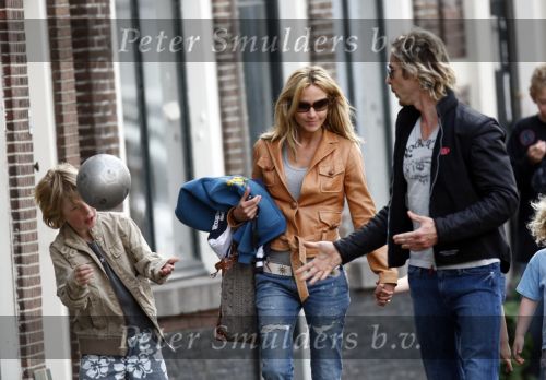 Weesp 27 april 2008
Wendy v Dijk met Sem en Chris zegers met.. zitten op terras iets te eten .
Peter Smulders bv