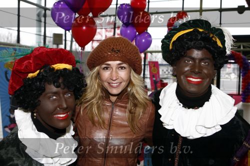 Rotterdam 30 november 2008
Het feest van Sinterklaas in ahoy . Wendy v Dijk met zwarte piet
Peter Smulders bv