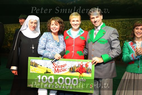 Kaatsheuvel, 9 November 2008
100.000e ticket verkoop Sound of Music
Hoofdrolspeelster Wieneke Remmers samen met Maaike Widdershoven, Rein Kolpa ( Kapytein Von Trapy, Koen Crucka ( Max Dettweiler ) Jackie v Oppen ( Moeder Overste )