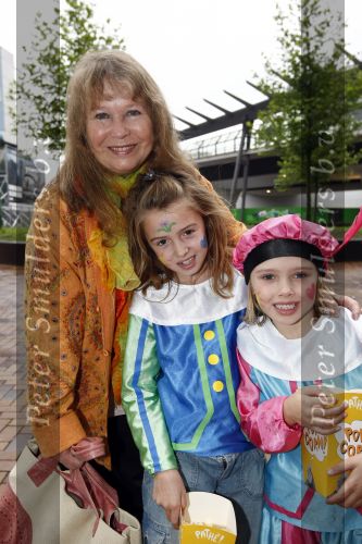Amsterdam 5 oktober 2008
Premiere Sinterklaas en het geheim van het grote boek in pathe arena. Wieteke v Dort met kleindochters
Peter Smulders bv