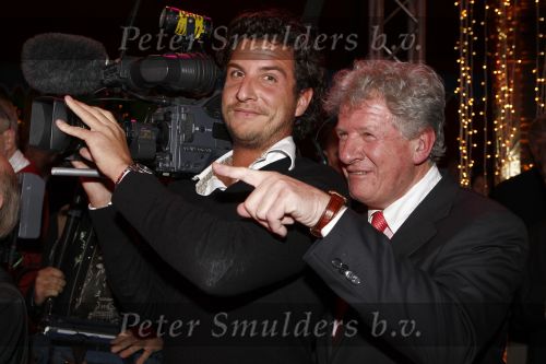 18 December 2008 Kerst/Nieuwjaarsborrel Princess
Willibrord Frequin met zijn zoon en cameraman Louis Frequin
Foto Peter Smulders BV Eindhoven