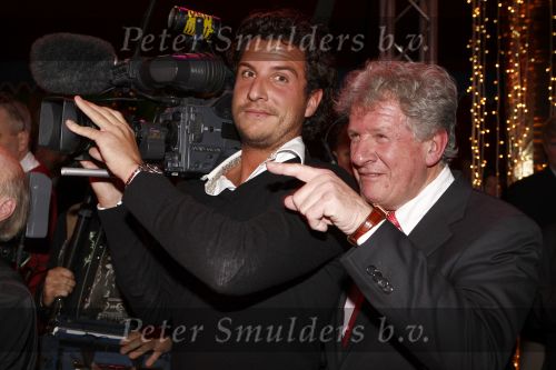 18 December 2008 Kerst/Nieuwjaarsborrel Princess
Willibrord Frequin met zijn zoon cameraman Louis Frequin
Foto Peter Smulders BV Eindhoven