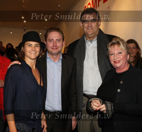 Amsterdam, 15 November 2008
Opening Expositie van Judith Wiersma
Op de foto Rob Hoogland met Judith Wiersma en Willy Hoogland en haar zoon Robbert v Ham
Foto Peter Smulders BV