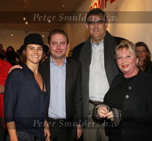 Amsterdam, 15 November 2008
Opening Expositie van Judith Wiersma
Willy Hoogland met gaar man Rob Hoogland en haar zoon en Judith Wiersma
Foto Peter Smulders BV