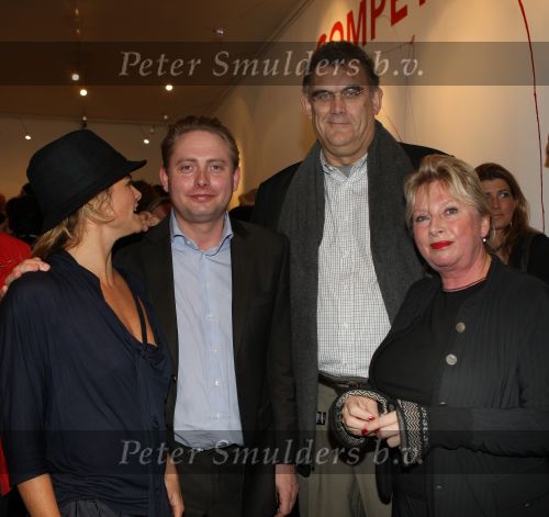 Amsterdam, 15 November 2008
Opening Expositie van Judith Wiersma
Willy Hoogland met gaar man Rob Hoogland en haar zoon en Judith Wiersma
Foto Peter Smulders BV