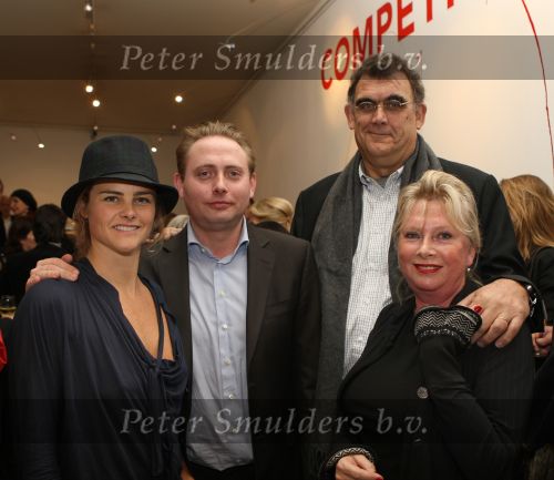 Amsterdam, 15 November 2008
Opening Expositie van Judith Wiersma
Willy Hoogland met gaar man Rob Hoogland en haar zoon en Judith Wiersma
Foto Peter Smulders BV