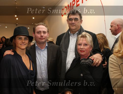 Amsterdam, 15 November 2008
Opening Expositie van Judith Wiersma
Willy Hoogland met gaar man Rob Hoogland en haar zoon en Judith Wiersma
Foto Peter Smulders BV