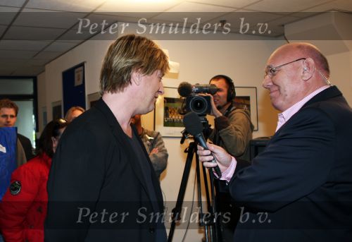 Arnhem, 20 April 2008 Kompetitiewedstrijd Vitesse-PSV, eindstand 0-1 Seizoen 2007/2008
PSV Landskampioen
Wim Kieft in gesprek met Kees Jansma