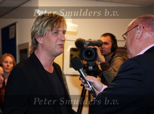Arnhem, 20 April 2008 Kompetitiewedstrijd Vitesse-PSV, eindstand 0-1 Seizoen 2007/2008
PSV Landskampioen
Wim Kieft in gesprek met Kees Jansma